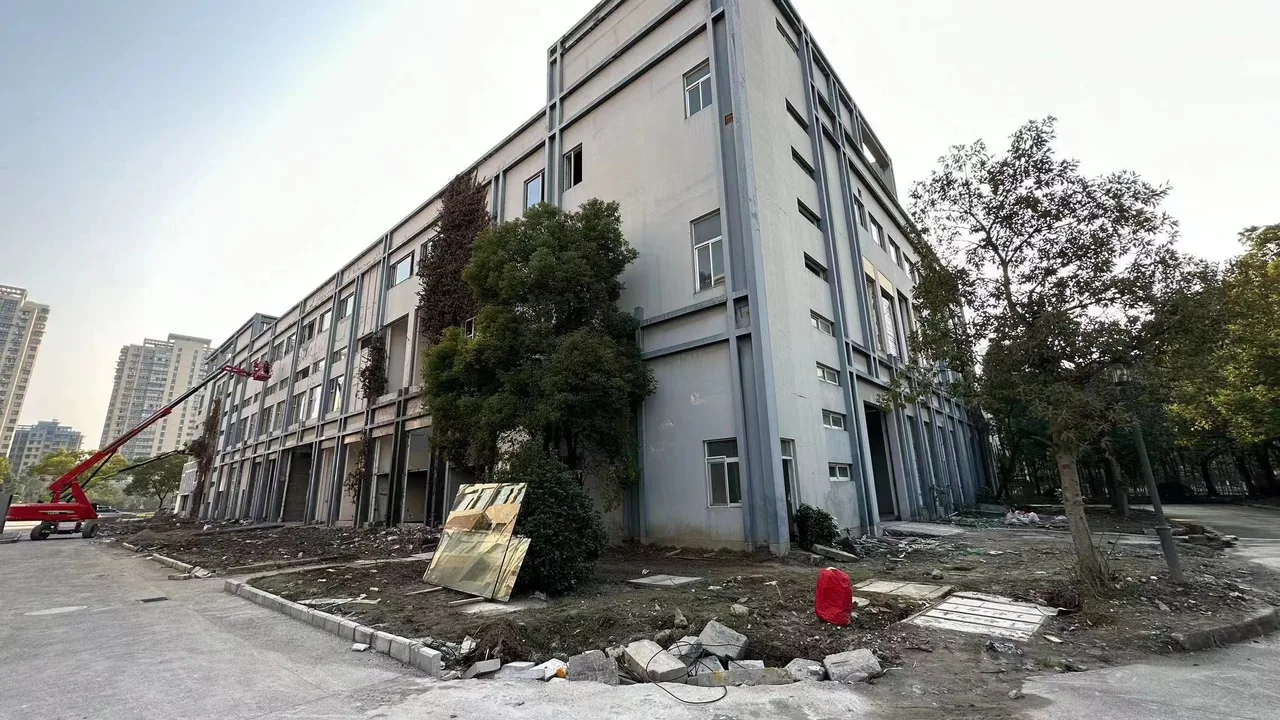 改造中的旧厂房立面