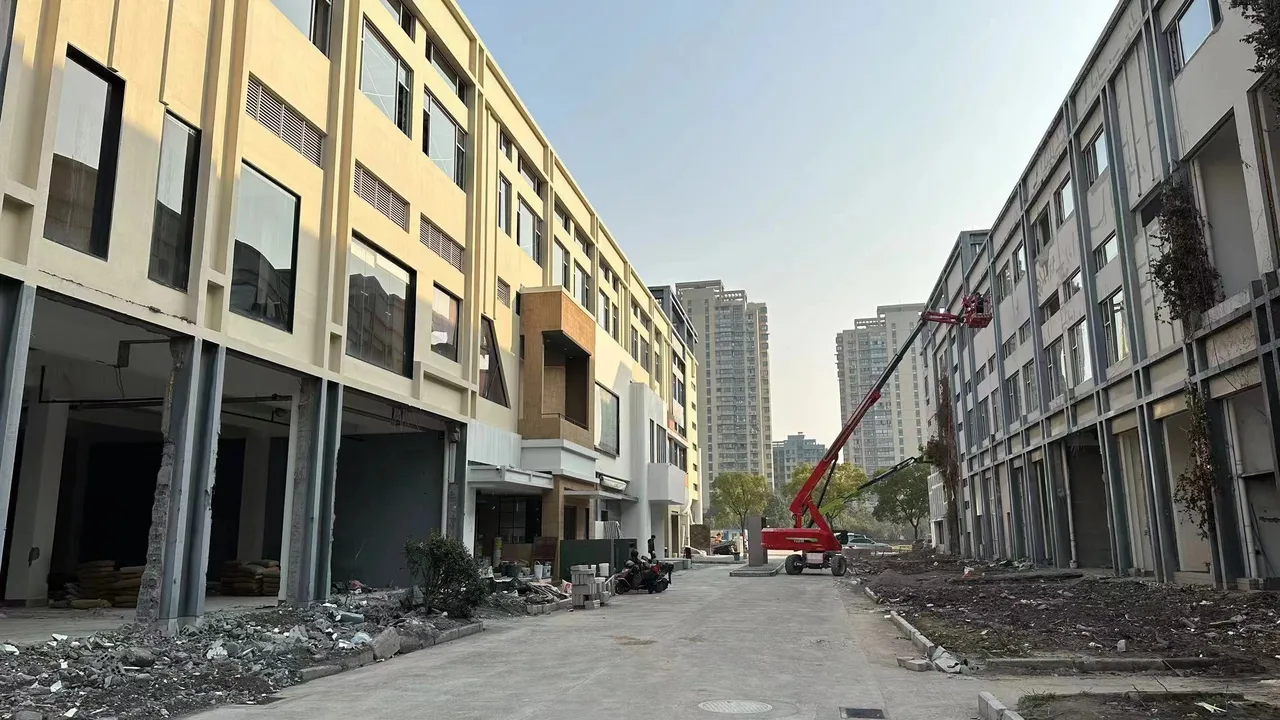 改造中的园区街巷和施工设备